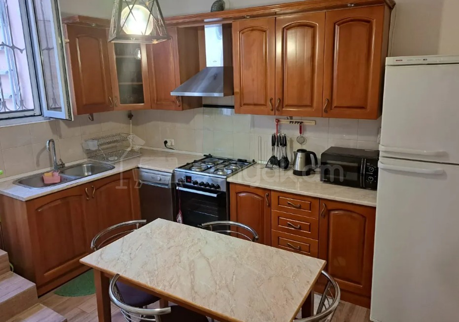 3 Սենյականոց Բնակարան Քարե Շենքում, 80քմ, 3/3 հարկ, Կապիտալ Վերանորոգված, Կահավորված