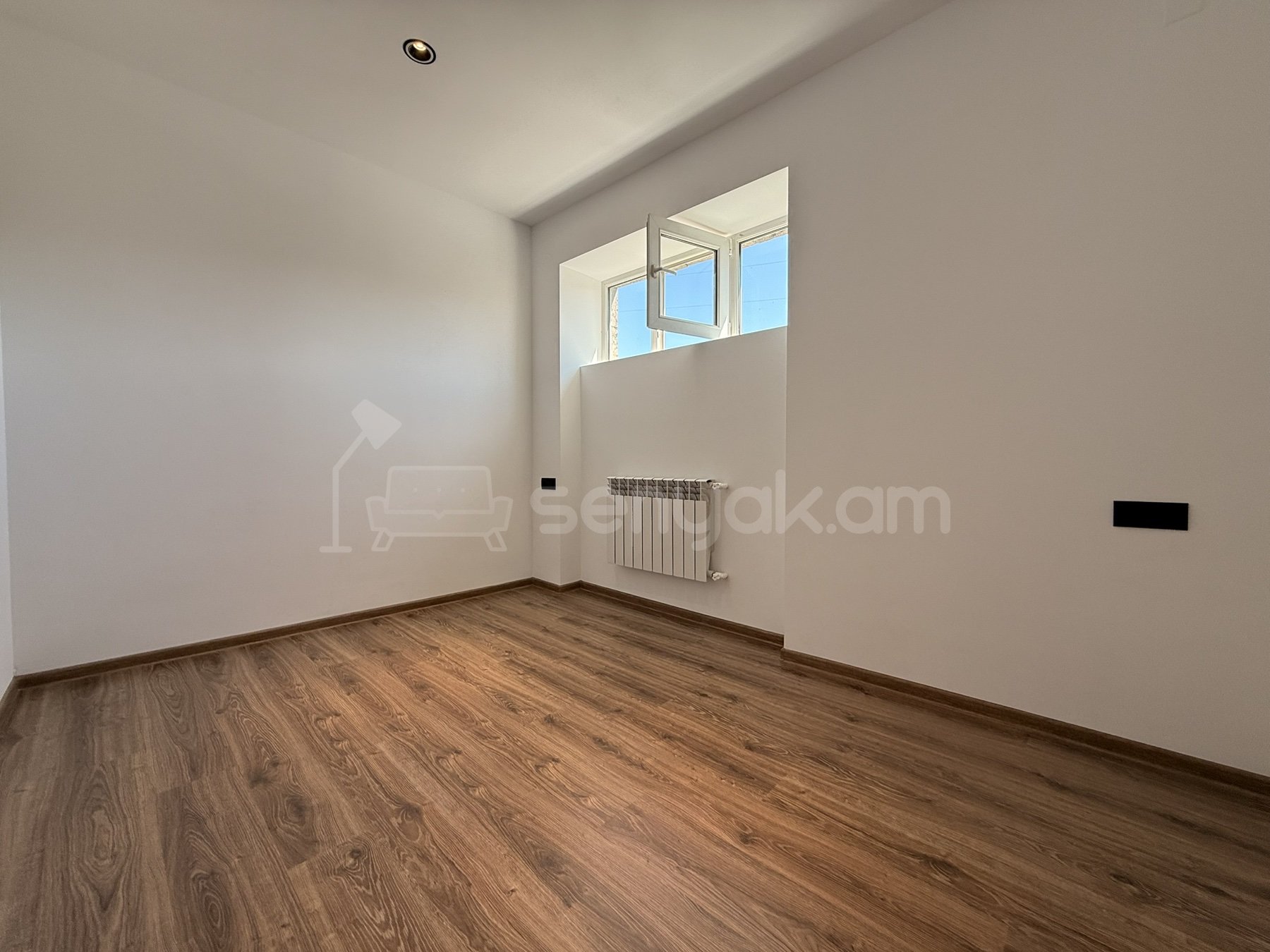2 Սենյականոց Բնակարան Քարե Շենքում, 50քմ, 4/5 հարկ, Դիզայներական Վերանորոգված