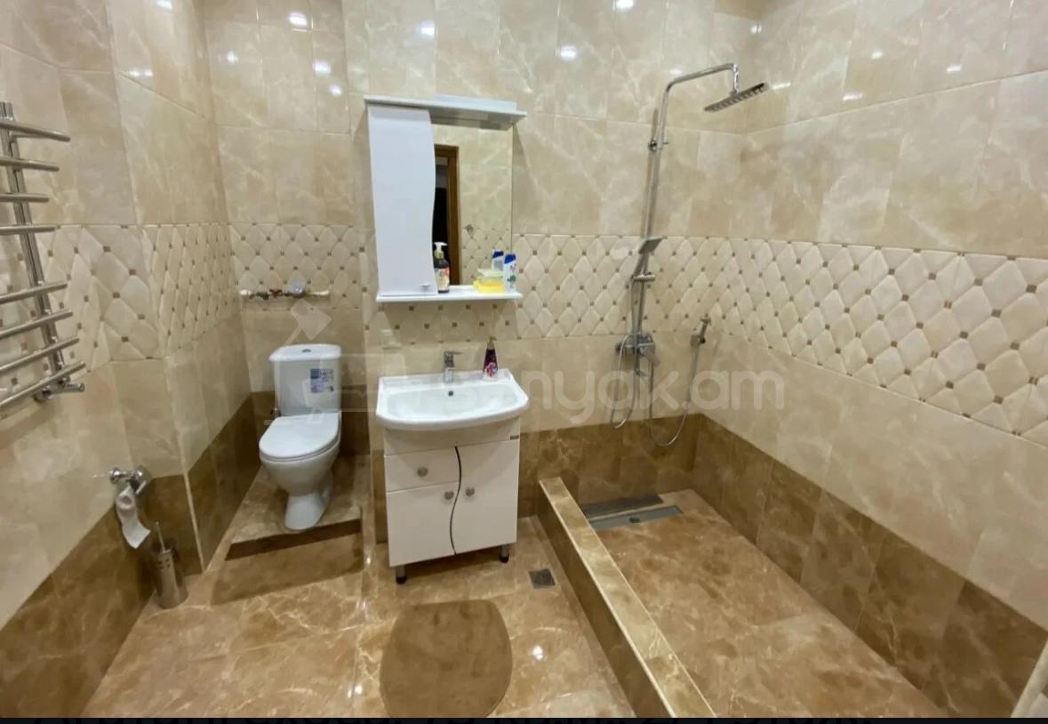 3 Սենյականոց Բնակարան Քարե Շենքում, 73քմ, 2/4 հարկ, Դիզայներական Վերանորոգված, Կահավորված