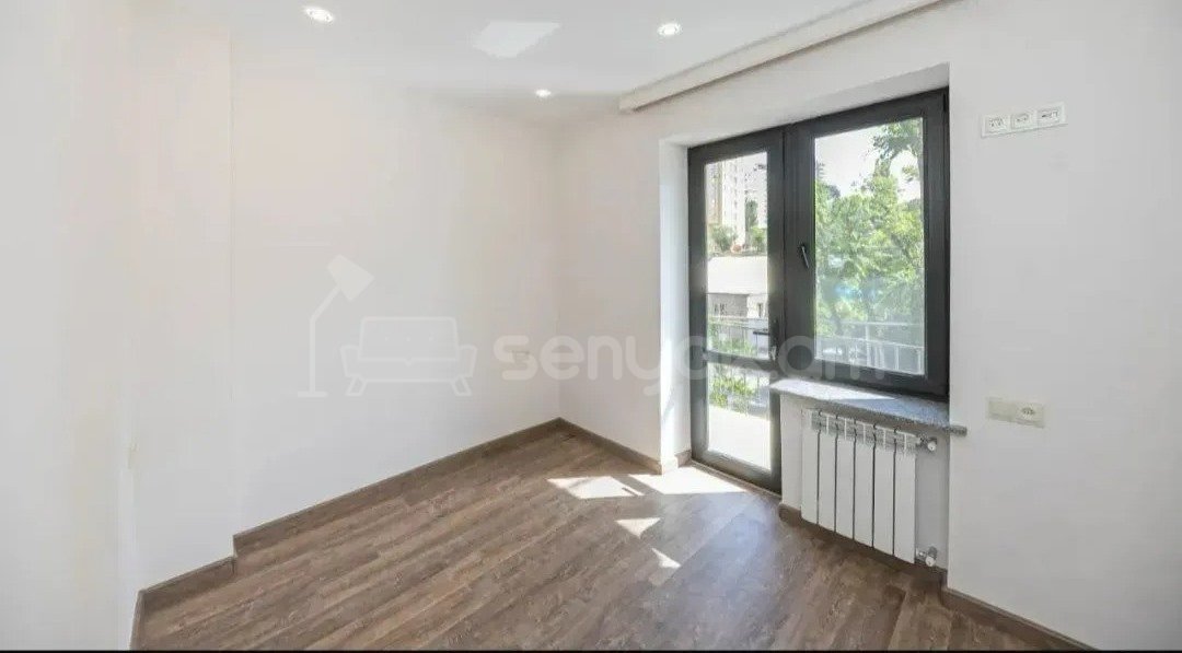 3 Սենյականոց Բնակարան Քարե Շենքում, 77քմ, 3/5 հարկ, Կապիտալ Վերանորոգված