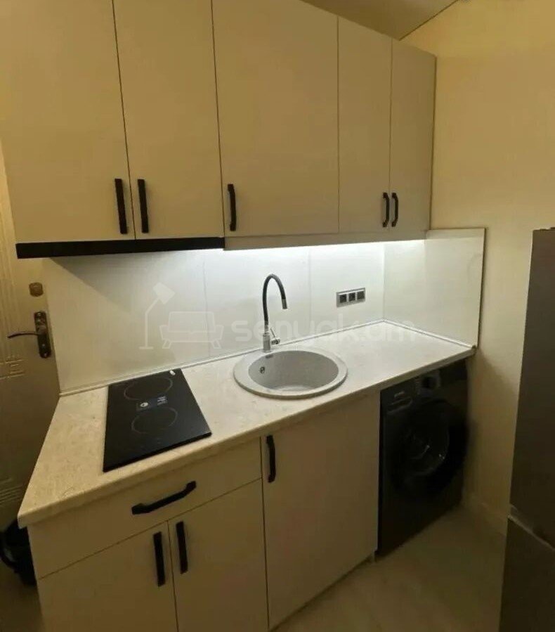 2 Սենյականոց Բնակարան Քարե Շենքում, 25քմ, 1/4 հարկ, Կապիտալ Վերանորոգված