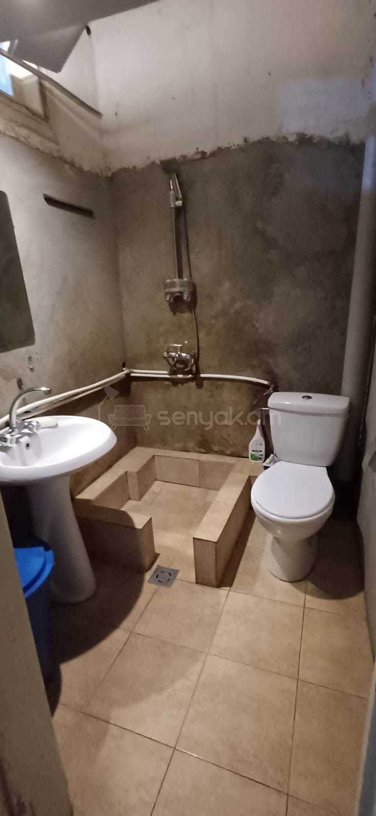 3 Սենյականոց Բնակարան Քարե Շենքում, 55քմ, 2/3 հարկ, Նորմալ Վիճակում