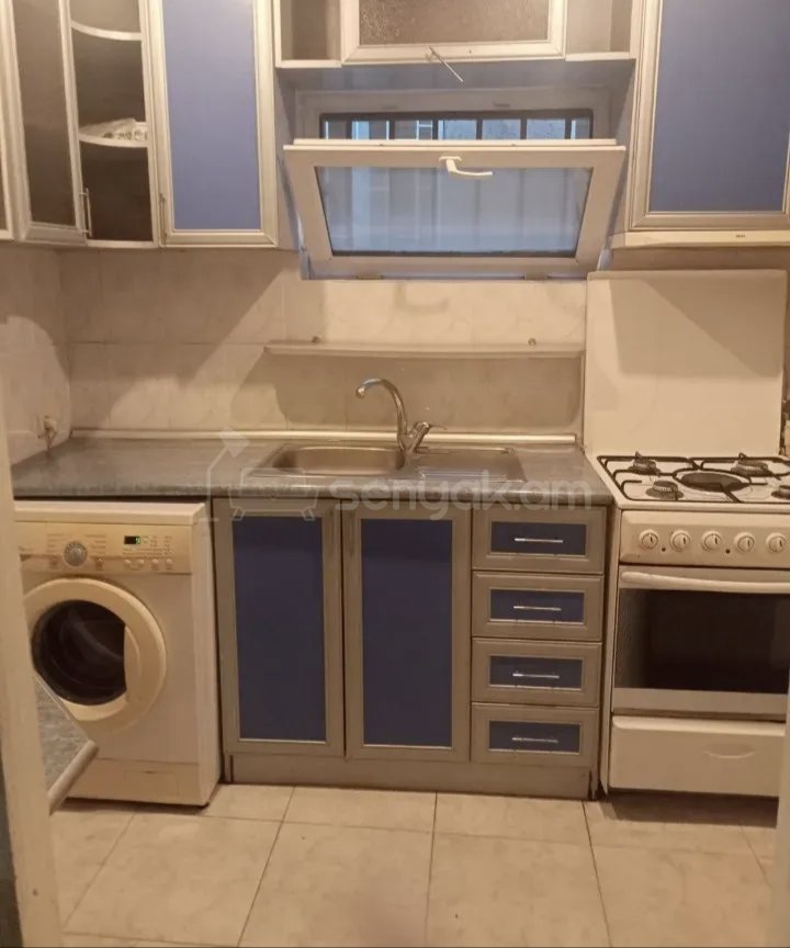 3 Սենյականոց Բնակարան Քարե Շենքում, 60քմ, 1/1 հարկ, Նորմալ Վիճակում, Կահավորված, Արևկող