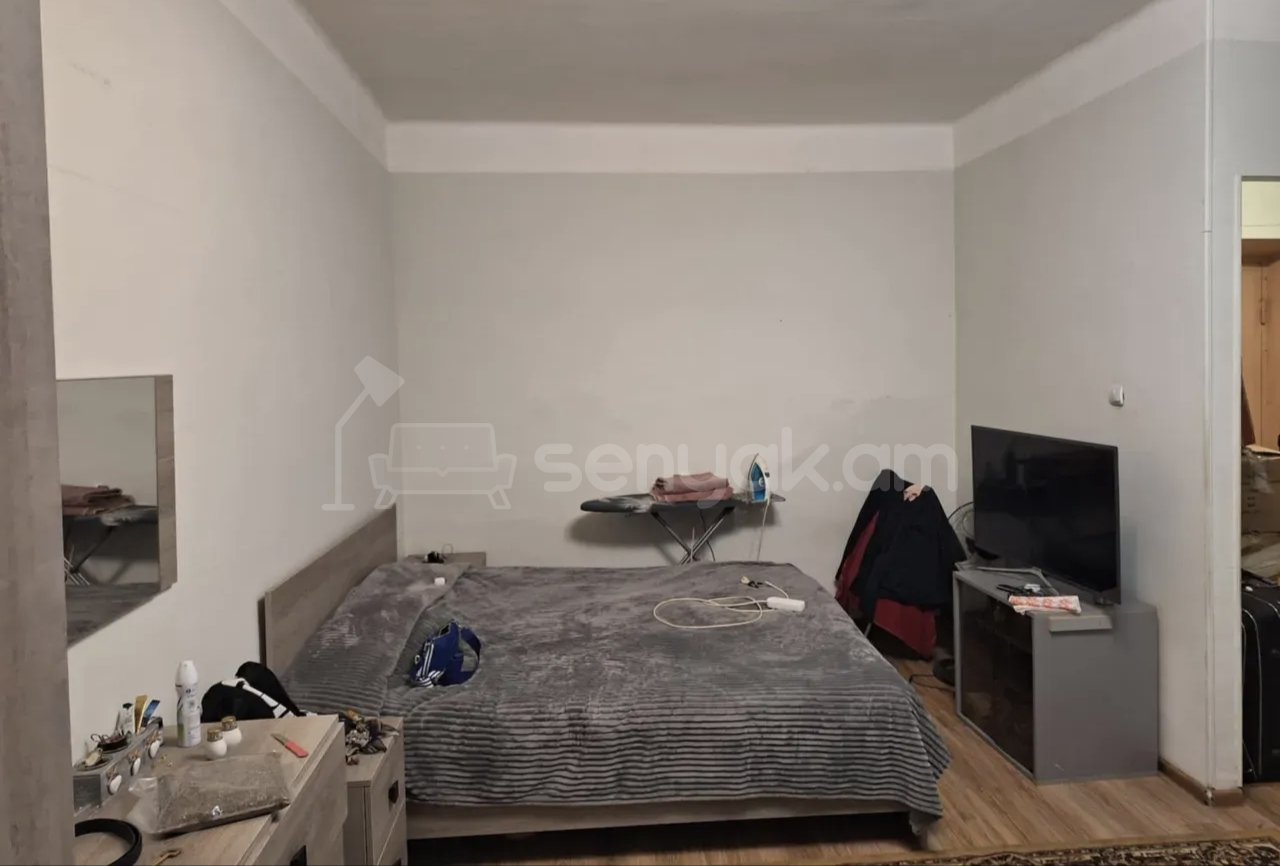 1 Սենյականոց Բնակարան Քարե Շենքում, 40քմ, 2/5 հարկ, Նորմալ Վիճակում, Կահավորված
