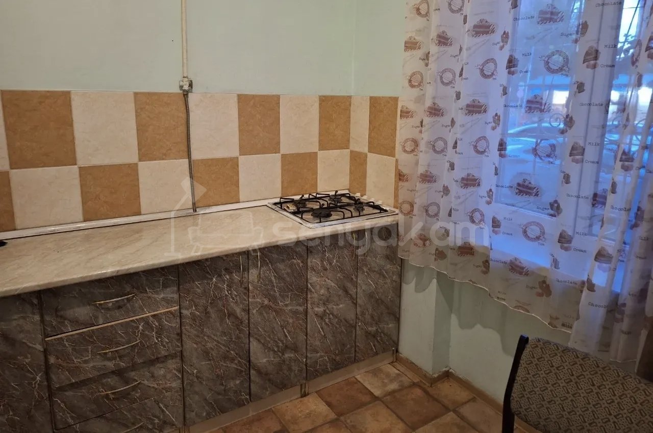 1 Սենյականոց Բնակարան Քարե Շենքում, 40քմ, 2/5 հարկ, Նորմալ Վիճակում, Կահավորված