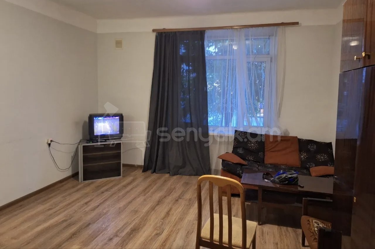 1 Սենյականոց Բնակարան Քարե Շենքում, 40քմ, 2/5 հարկ, Նորմալ Վիճակում, Կահավորված
