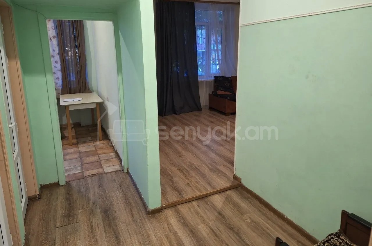1 Սենյականոց Բնակարան Քարե Շենքում, 40քմ, 2/5 հարկ, Նորմալ Վիճակում, Կահավորված