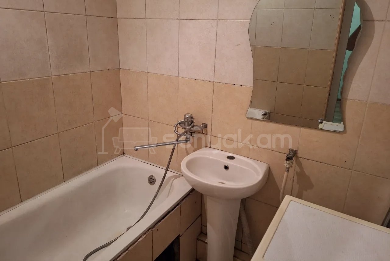 1 Սենյականոց Բնակարան Քարե Շենքում, 40քմ, 2/5 հարկ, Նորմալ Վիճակում, Կահավորված