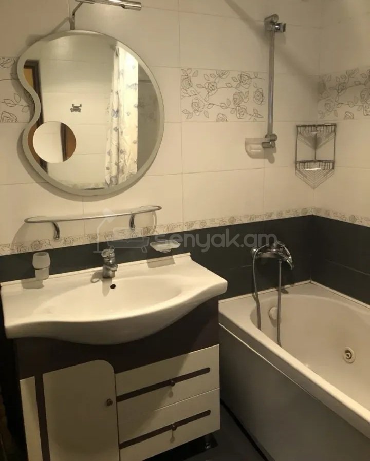 3 Սենյականոց Բնակարան Քարե Շենքում, 78քմ, 4/5 հարկ, Կապիտալ Վերանորոգված, Կահավորված