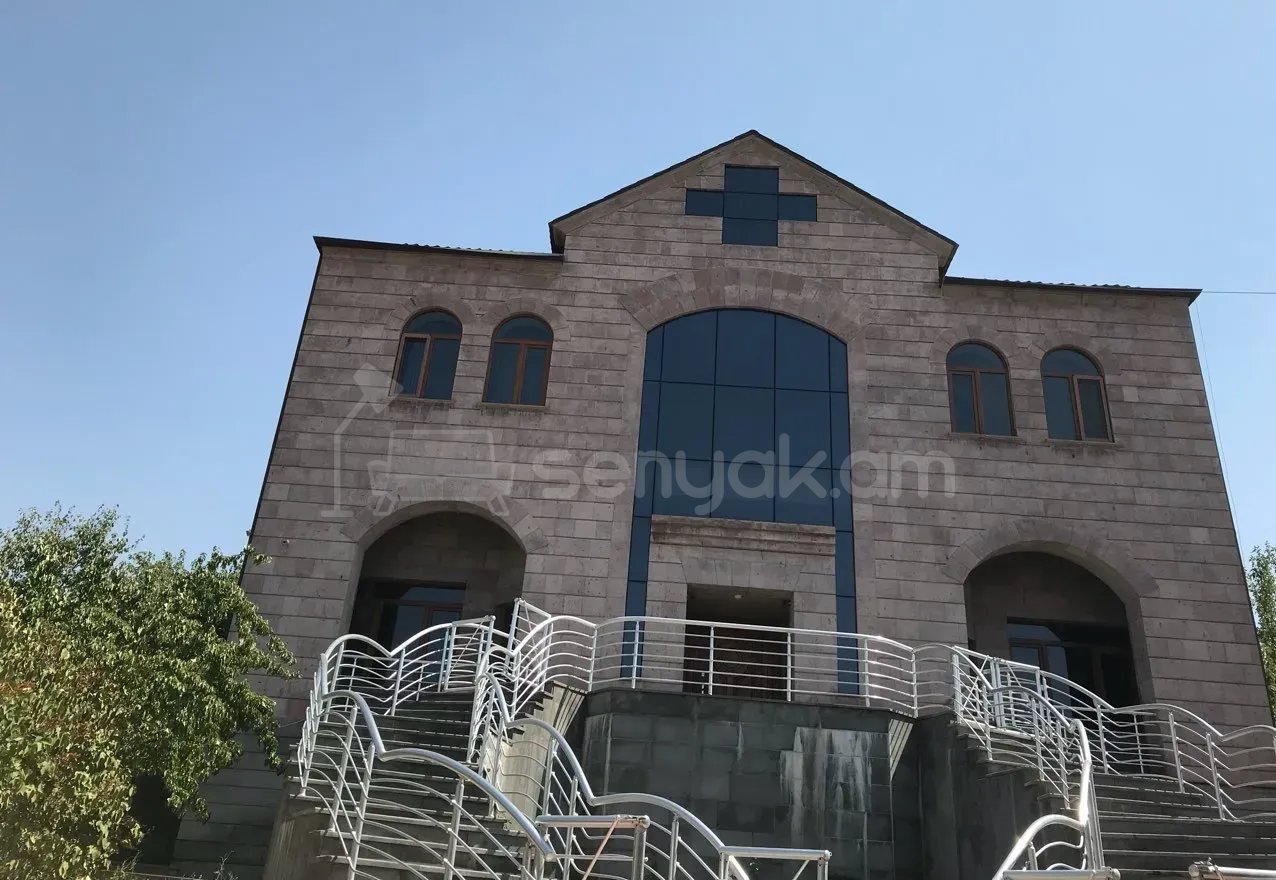 8 Սենյականոց Շքեղ Առանձնատուն, 840քմ, Կահավորված, Ավտոտնակով