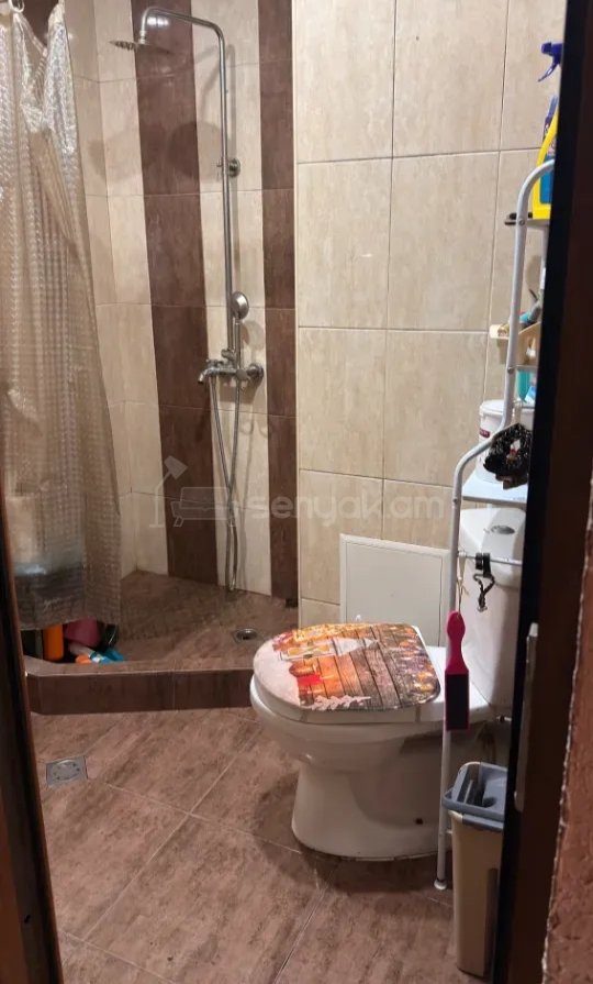 2 Սենյականոց Բնակարան Քարե Շենքում, 58քմ, 1/4 հարկ, Նորմալ Վիճակում, Կահավորված