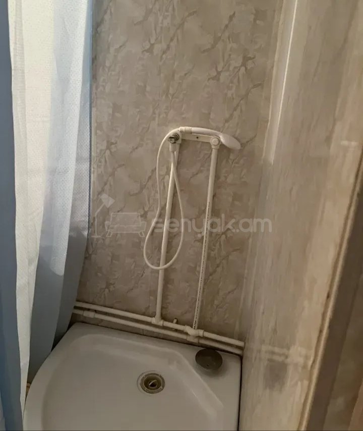 3 Սենյականոց Բնակարան Քարե Շենքում, 58քմ, 1/1 հարկ, Նորմալ Վիճակում, Կահավորված
