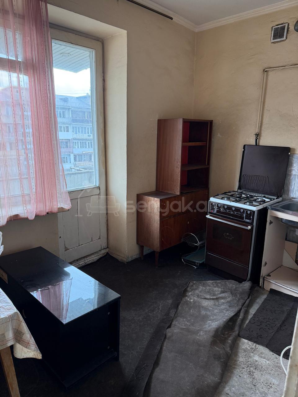 3 Սենյականոց Բնակարան Քարե Շենքում, 80քմ, 5/5 հարկ, Պետական Վիճակում