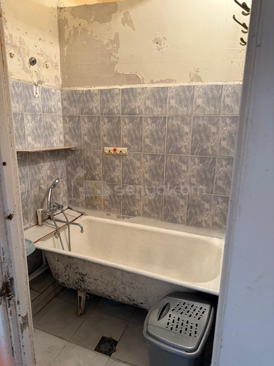 3 Սենյականոց Բնակարան Քարե Շենքում, 80քմ, 5/5 հարկ, Պետական Վիճակում