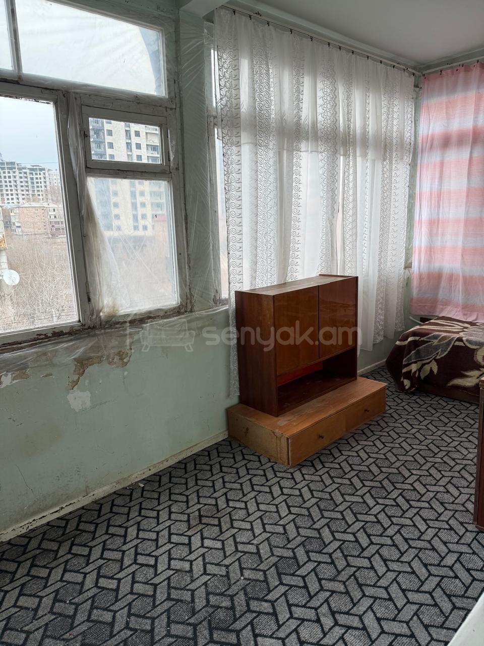 3 Սենյականոց Բնակարան Քարե Շենքում, 80քմ, 5/5 հարկ, Պետական Վիճակում