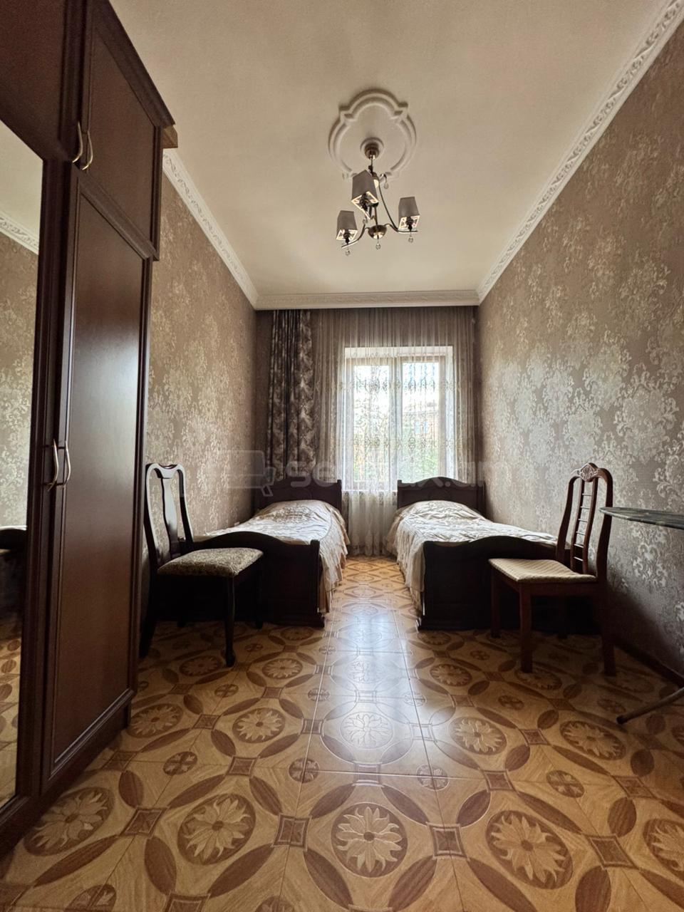3 Սենյականոց Բնակարան Քարե Շենքում, 120քմ, 2/4 հարկ, Կապիտալ Վերանորոգված, Կահավորված