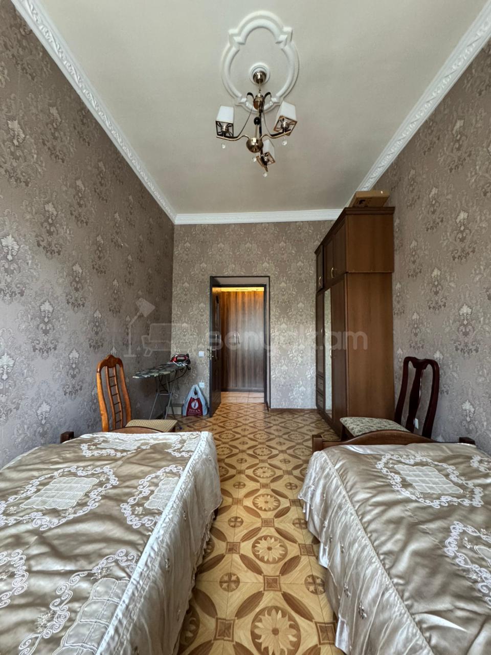 3 Սենյականոց Բնակարան Քարե Շենքում, 120քմ, 2/4 հարկ, Կապիտալ Վերանորոգված, Կահավորված