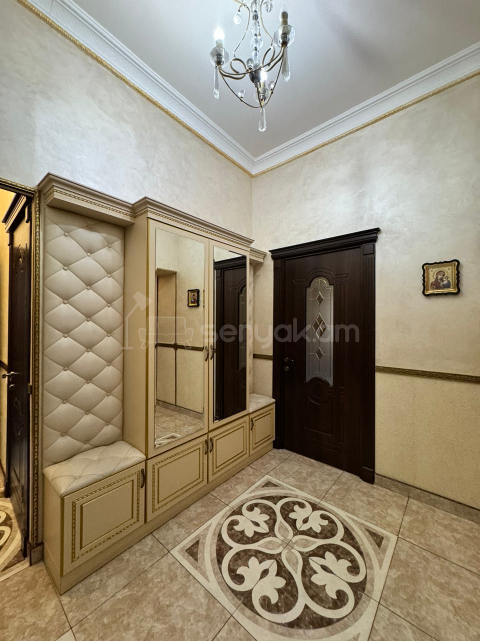 3 Սենյականոց Բնակարան Քարե Շենքում, 120քմ, 2/4 հարկ, Կապիտալ Վերանորոգված