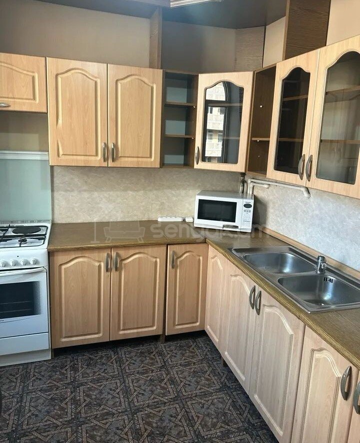 3 Սենյականոց Բնակարան Քարե Շենքում, 100քմ, 4/4 հարկ, Կապիտալ Վերանորոգված