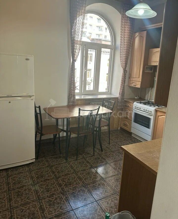 3 Սենյականոց Բնակարան Քարե Շենքում, 100քմ, 4/4 հարկ, Կապիտալ Վերանորոգված