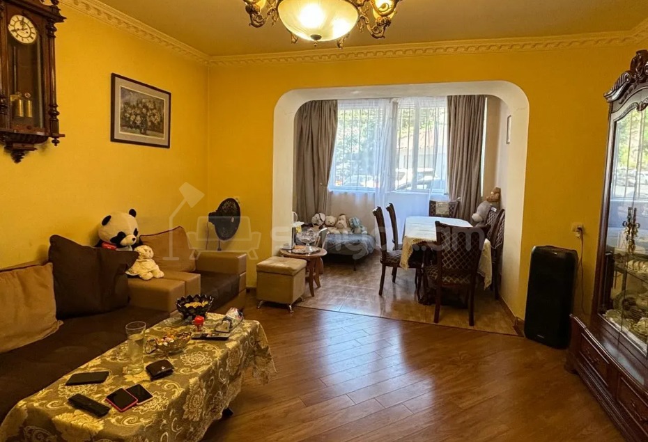 3 Սենյականոց Բնակարան Քարե Շենքում, 90քմ, 2/5 հարկ, Նորմալ Վիճակում