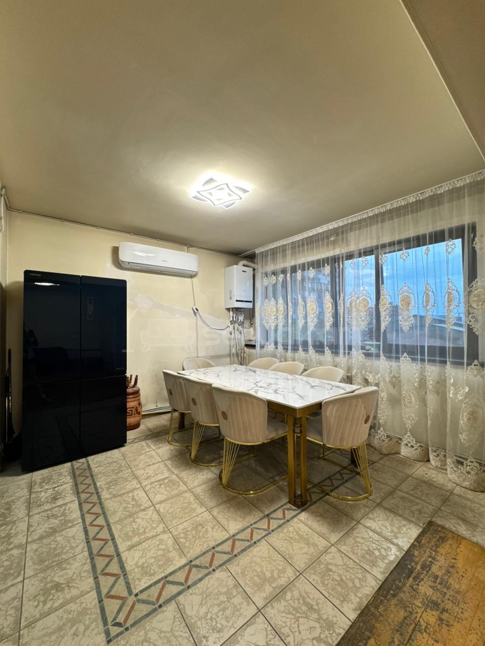 4 Սենյականոց Բնակարան Քարե Շենքում, 156քմ, 4/7 հարկ, Նորմալ Վիճակում, Կահավորված