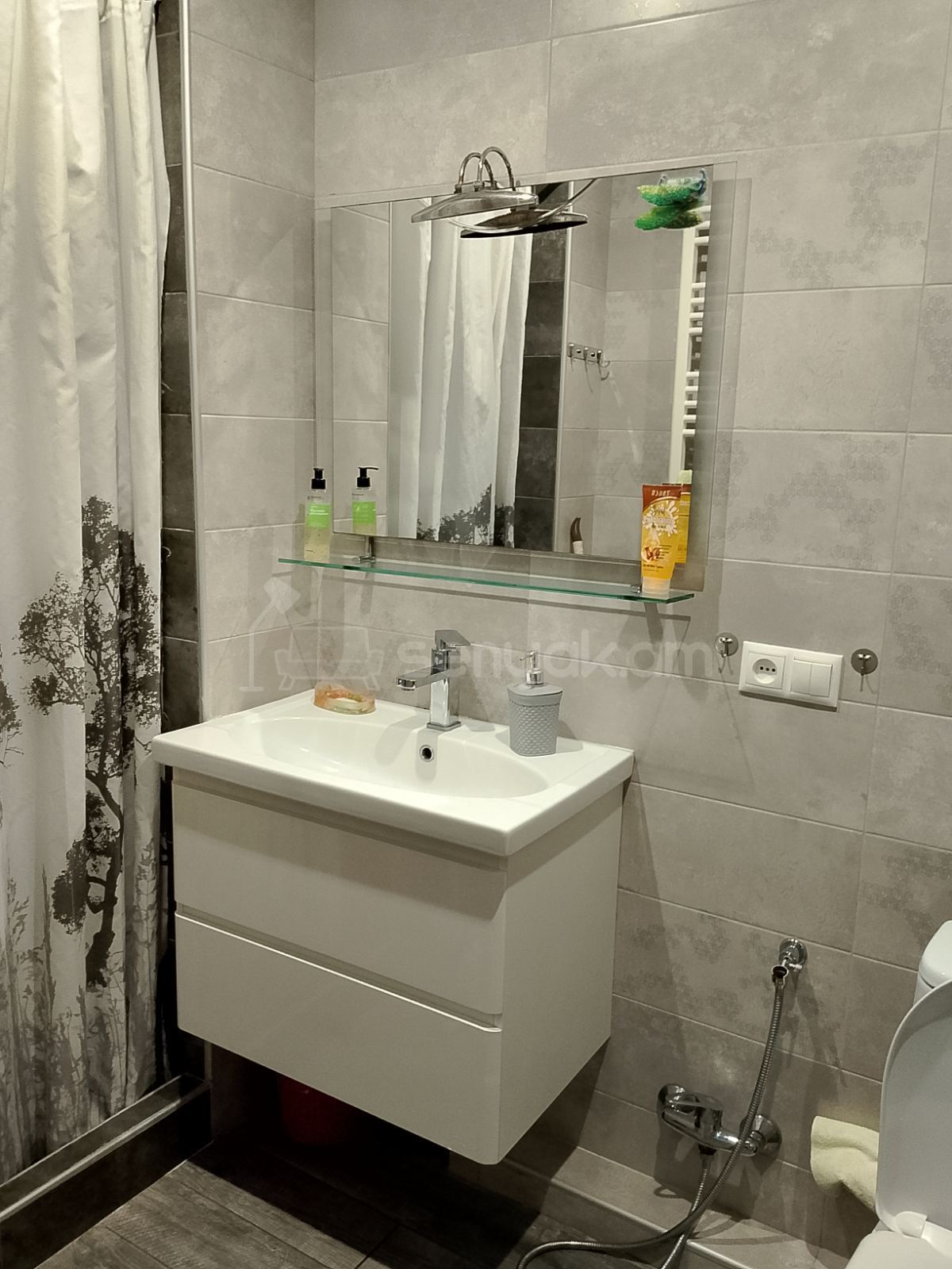 3 Սենյականոց Բնակարան Քարե Շենքում, 63քմ, 5/5 հարկ, Կապիտալ Վերանորոգված