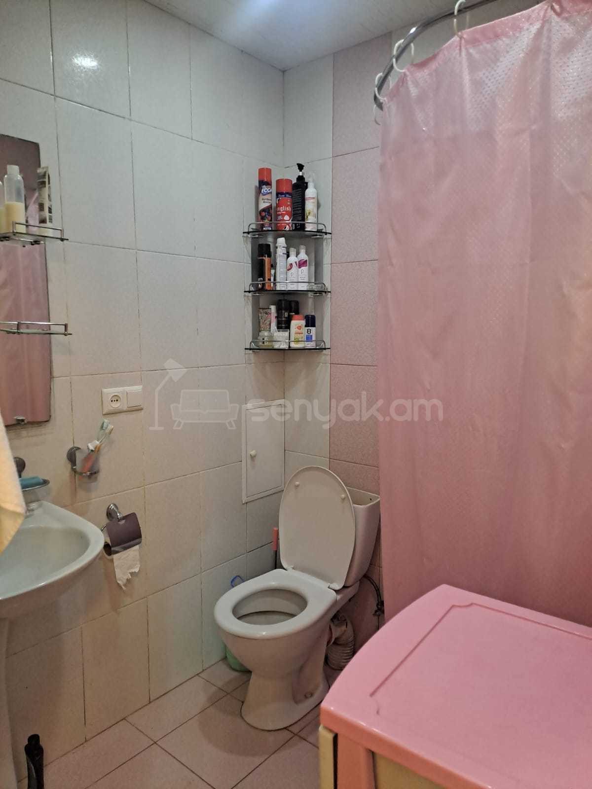 3 Սենյականոց Բնակարան Քարե Շենքում, 64քմ, 1/4 հարկ, Կապիտալ Վերանորոգված
