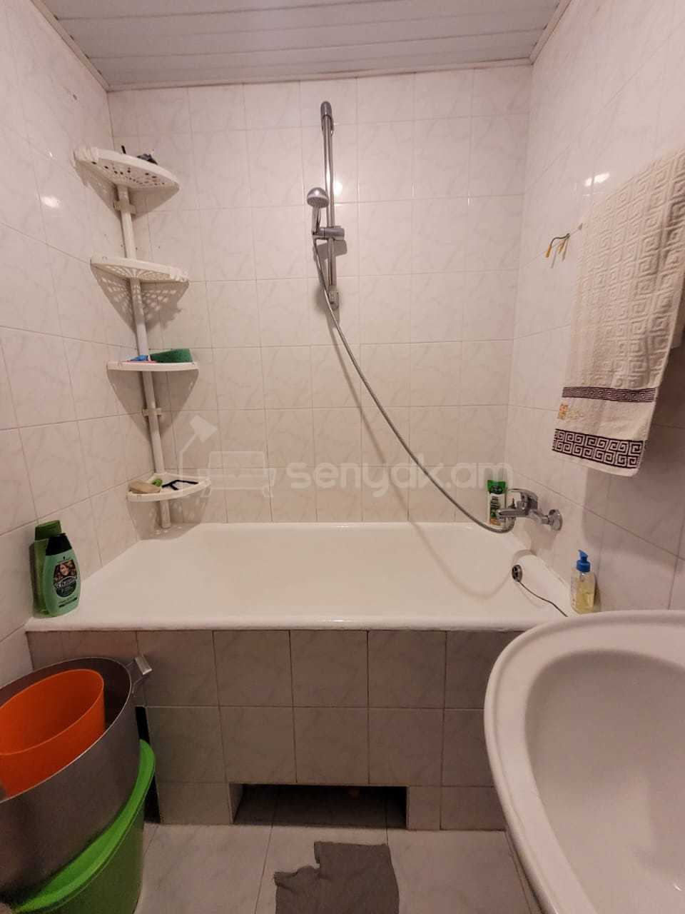 2 Սենյականոց Բնակարան Քարե Շենքում, 47քմ, 2/5 հարկ, Կոսմետիկ Վերանորոգված, Կահավորված, Արևկող