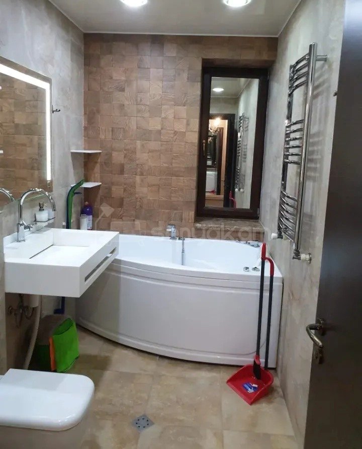 3 Սենյականոց Բնակարան Քարե Շենքում, 72քմ, 2/6 հարկ, Կապիտալ Վերանորոգված