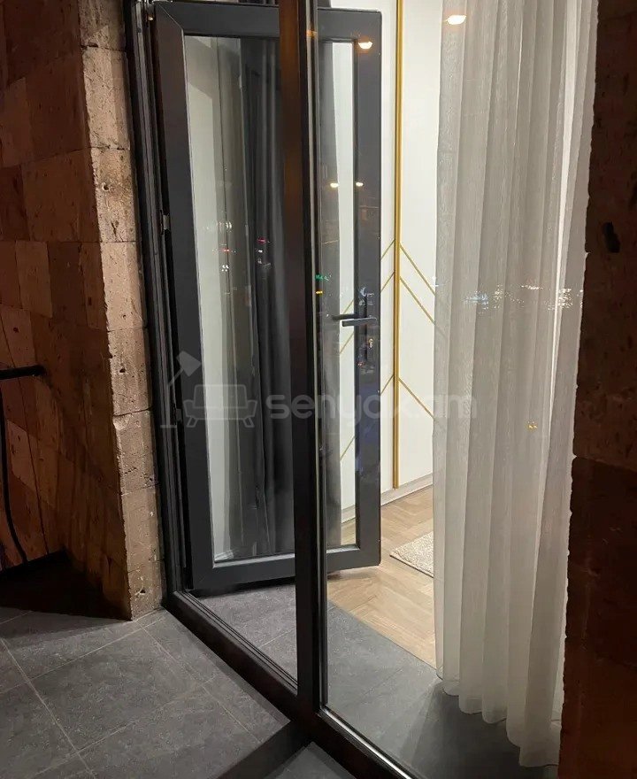 2 Սենյականոց Բնակարան Քարե Շենքում, 40քմ, 2/5 հարկ, Կապիտալ Վերանորոգված