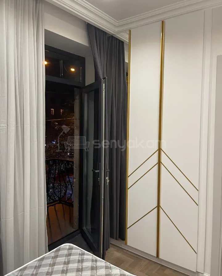 2 Սենյականոց Բնակարան Քարե Շենքում, 40քմ, 2/5 հարկ, Կապիտալ Վերանորոգված