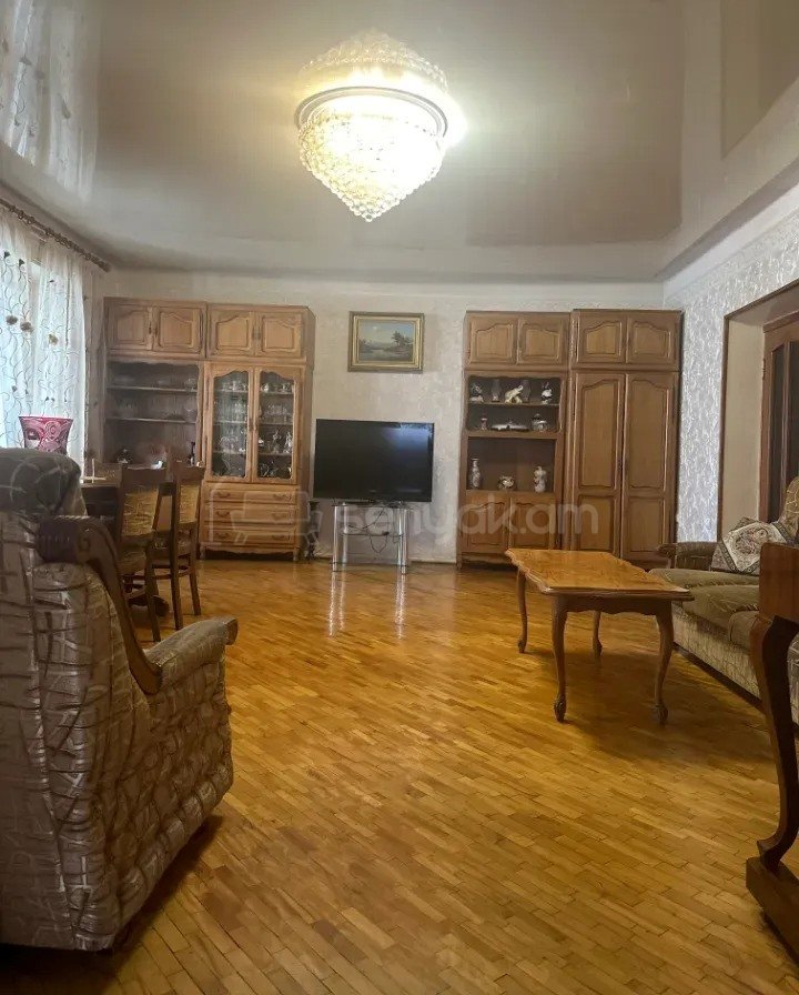 6 Սենյականոց Բնակարան Քարե Շենքում, 147քմ, 2/5 հարկ, Նորմալ Վիճակում