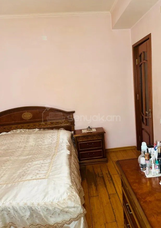 6 Սենյականոց Բնակարան Քարե Շենքում, 147քմ, 2/5 հարկ, Նորմալ Վիճակում