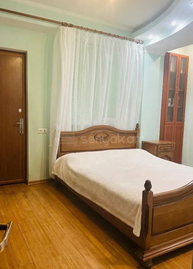 6 Սենյականոց Բնակարան Քարե Շենքում, 147քմ, 2/5 հարկ, Նորմալ Վիճակում