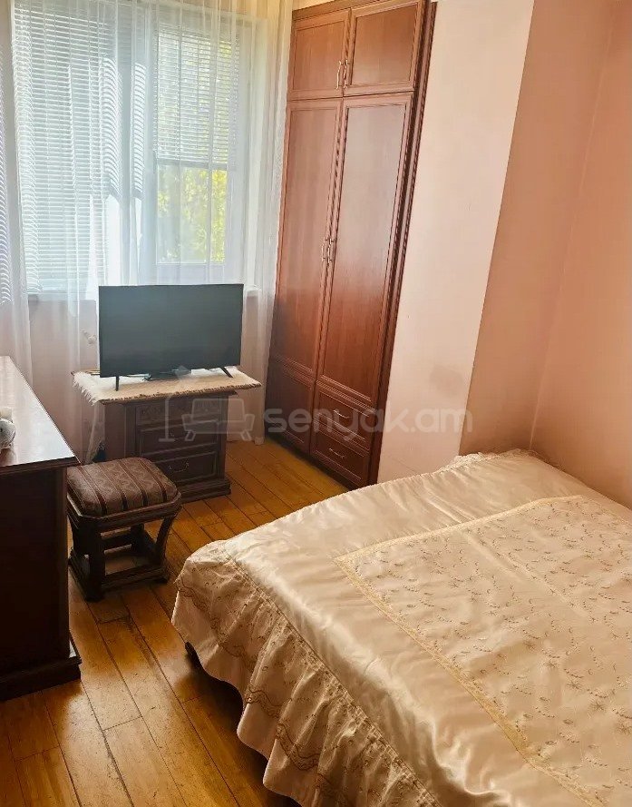 6 Սենյականոց Բնակարան Քարե Շենքում, 147քմ, 2/5 հարկ, Նորմալ Վիճակում