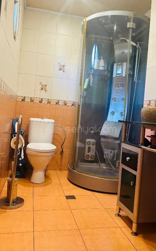 6 Սենյականոց Բնակարան Քարե Շենքում, 147քմ, 2/5 հարկ, Նորմալ Վիճակում