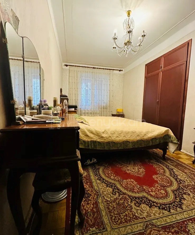 6 Սենյականոց Բնակարան Քարե Շենքում, 147քմ, 2/5 հարկ, Նորմալ Վիճակում