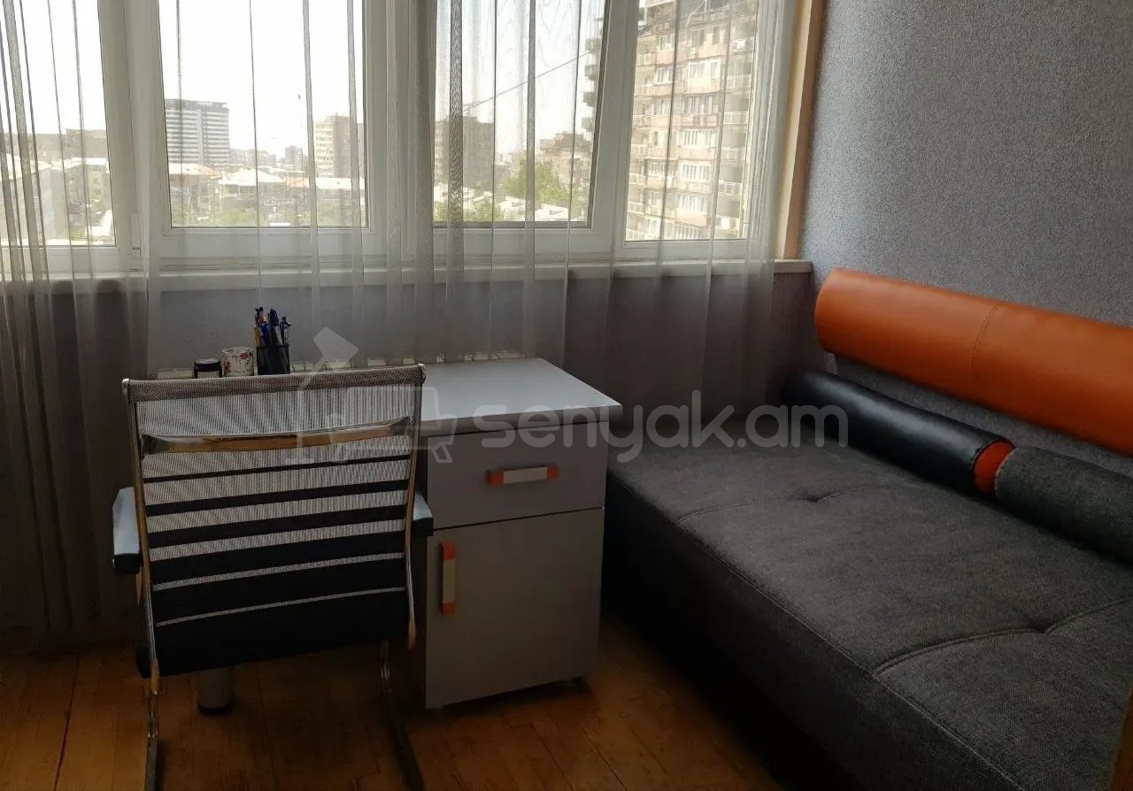 3 Սենյականոց Բնակարան Քարե Շենքում, 56քմ, 5/5 հարկ, Դիզայներական Վերանորոգված, Կահավորված