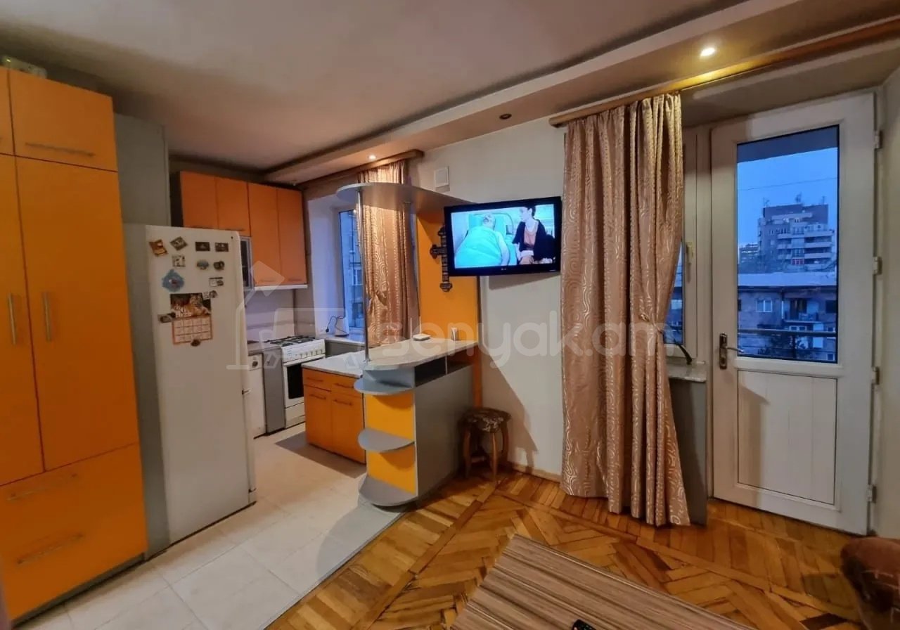 2 Սենյականոց Բնակարան Քարե Շենքում, 30քմ, 5/5 հարկ, Դիզայներական Վերանորոգված, Կահավորված