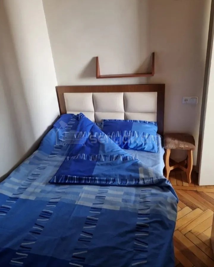 2 Սենյականոց Բնակարան Քարե Շենքում, 30քմ, 5/5 հարկ, Դիզայներական Վերանորոգված, Կահավորված