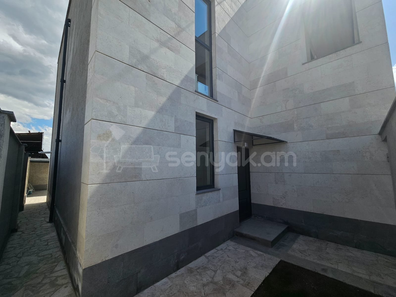 4 Սենյականոց Շքեղ Առանձնատուն, 240քմ, Ավտոտնակով