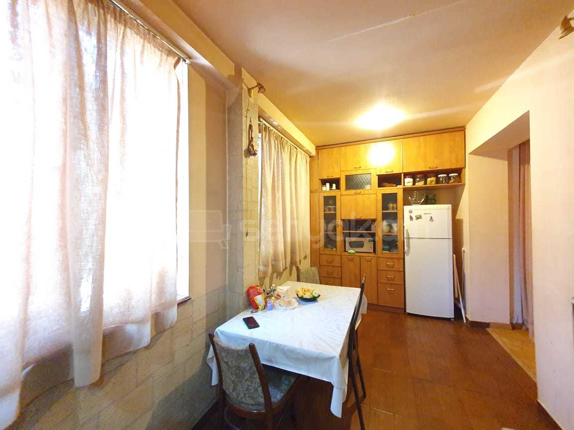 3 Սենյականոց Բնակարան Քարե Շենքում, 71քմ, 1/4 հարկ, Կապիտալ Վերանորոգված