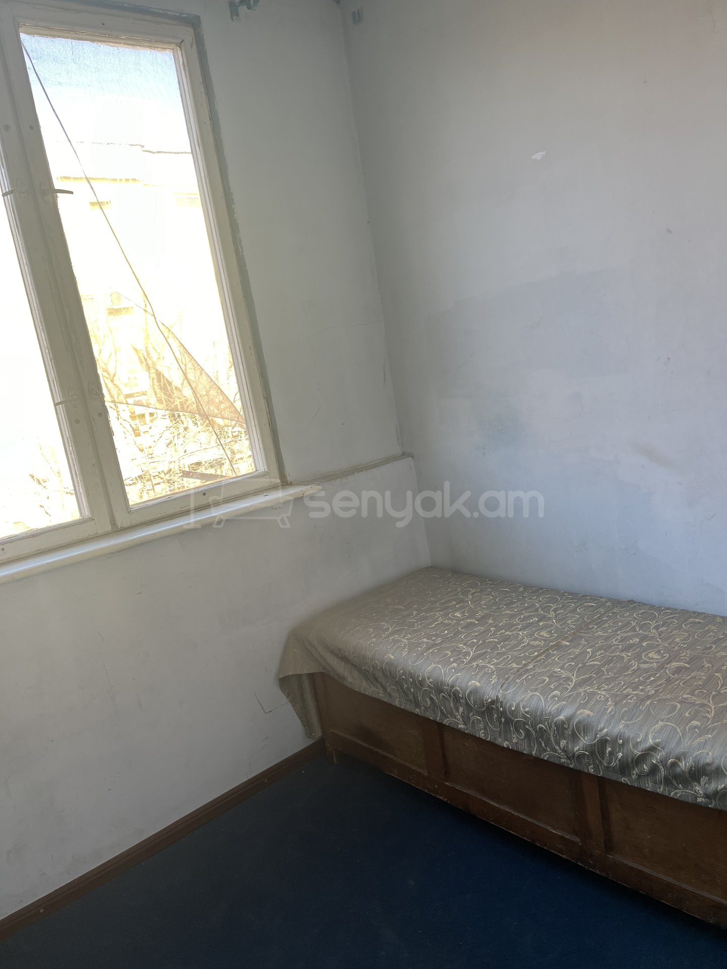 3 Սենյականոց Բնակարան Քարե Շենքում, 56քմ, 4/4 հարկ, Նորմալ Վիճակում, Մասամբ Կահավորված