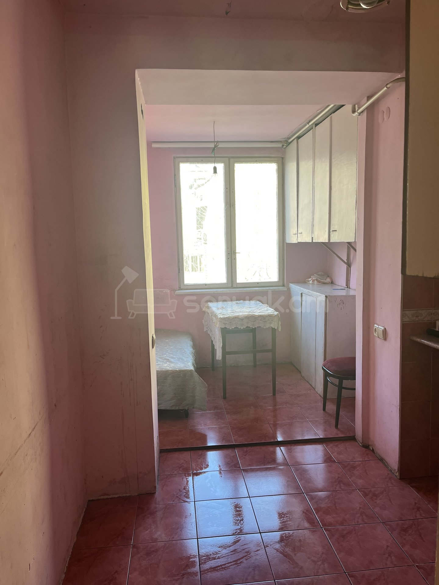 3 Սենյականոց Բնակարան Քարե Շենքում, 56քմ, 4/4 հարկ, Նորմալ Վիճակում, Մասամբ Կահավորված