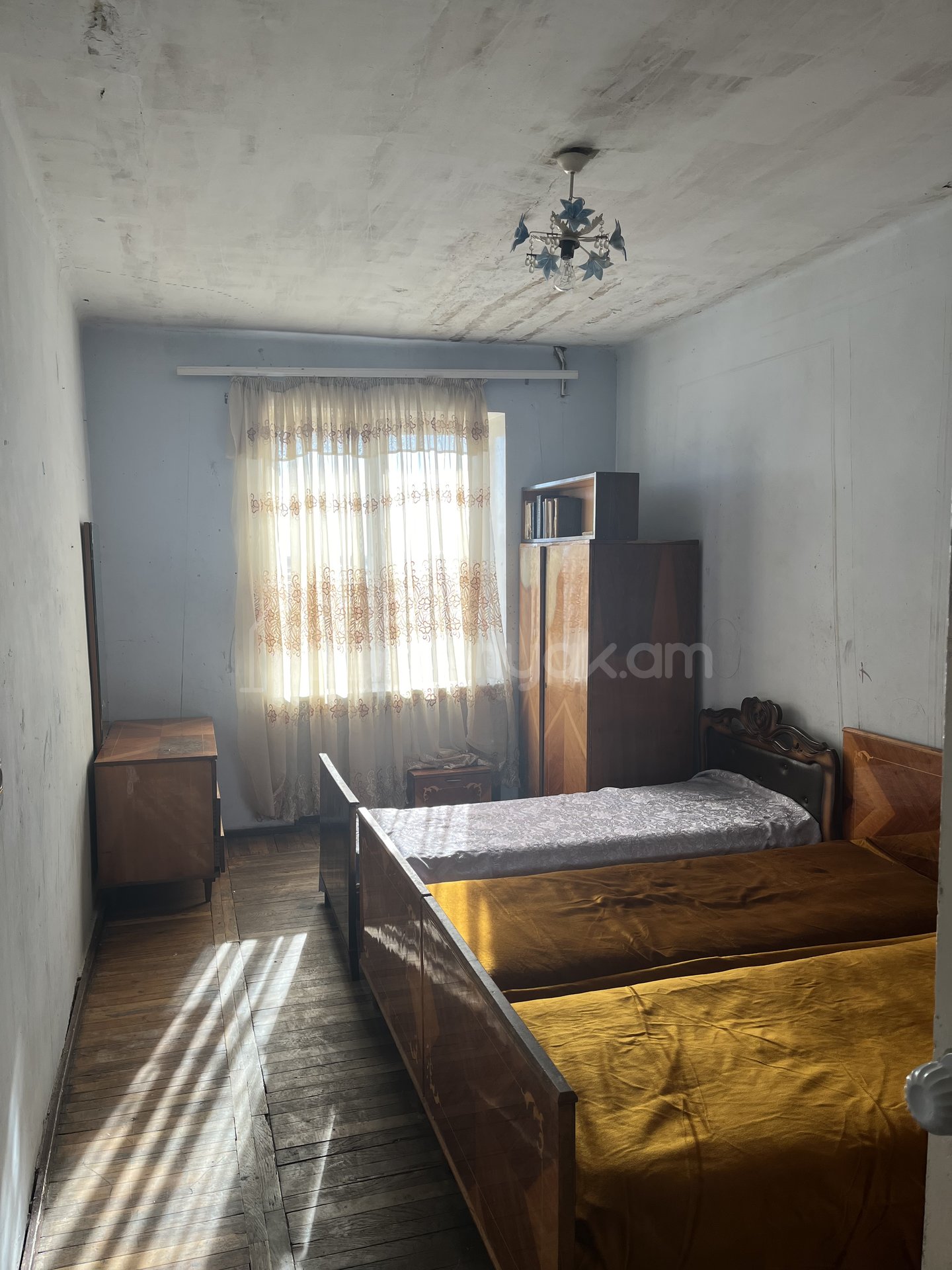 3 Սենյականոց Բնակարան Քարե Շենքում, 56քմ, 4/4 հարկ, Նորմալ Վիճակում, Մասամբ Կահավորված