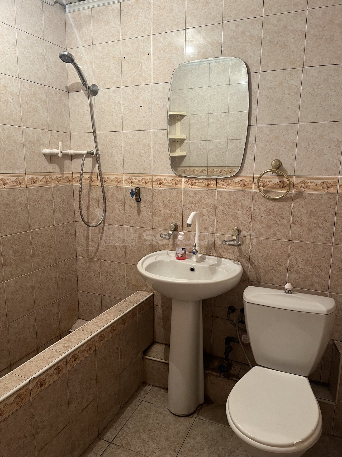 3 Սենյականոց Բնակարան Քարե Շենքում, 56քմ, 4/4 հարկ, Նորմալ Վիճակում, Մասամբ Կահավորված