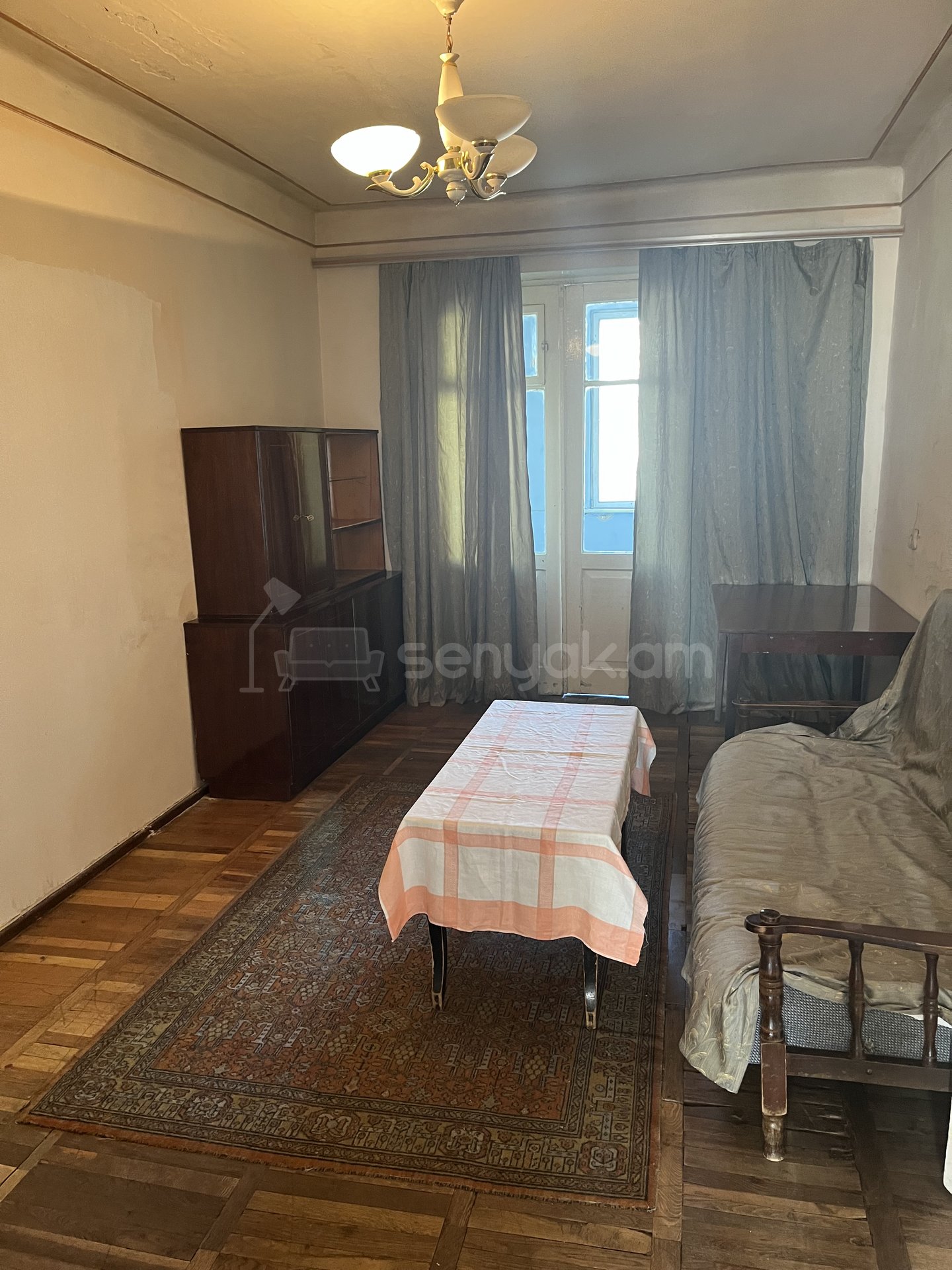3 Սենյականոց Բնակարան Քարե Շենքում, 56քմ, 4/4 հարկ, Նորմալ Վիճակում, Մասամբ Կահավորված