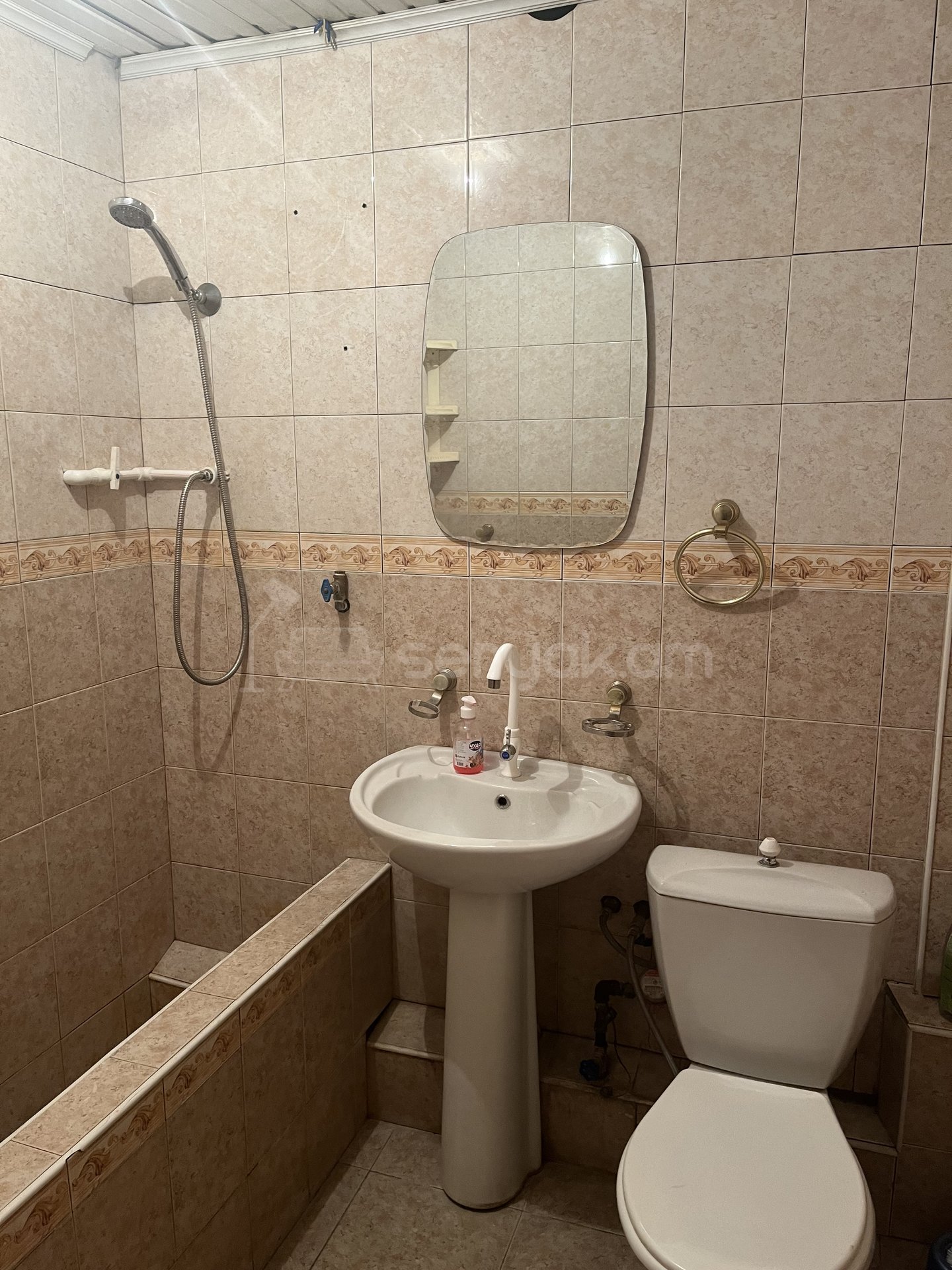 3 Սենյականոց Բնակարան Քարե Շենքում, 56քմ, 4/4 հարկ, Նորմալ Վիճակում