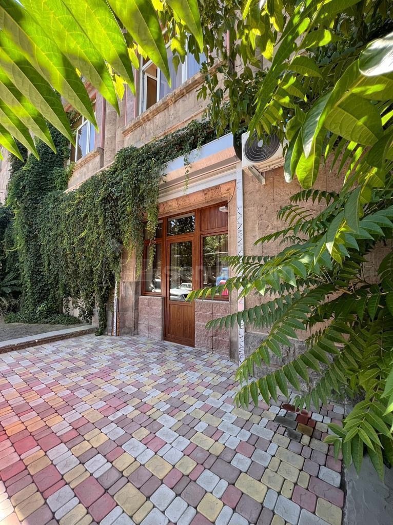 1 Սենյականոց Բնակարան Քարե Շենքում, 30քմ, 1/4 հարկ, Կապիտալ Վերանորոգված, Կահավորված